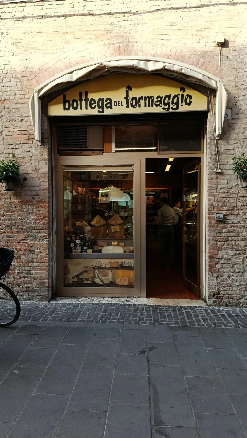 La vetrina della Bottega del Formaggio in Via Cortevecchia, Ferrara