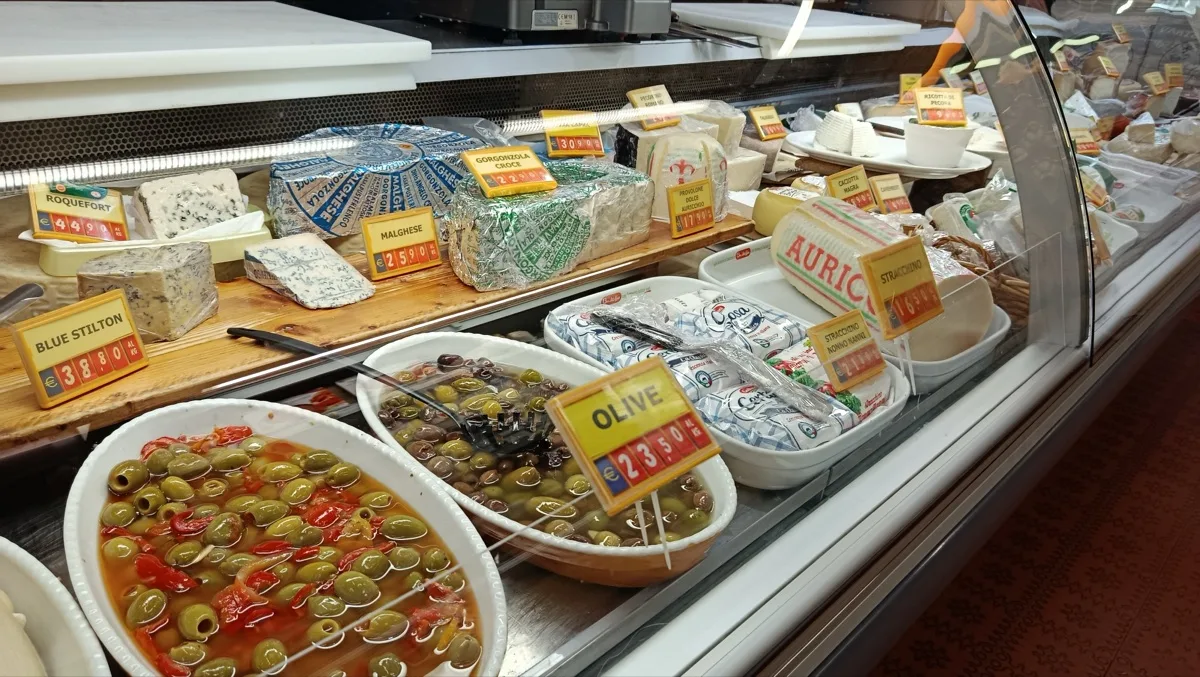 Selezione di erborinati: Gorgonzola, Blu Stilton e olive