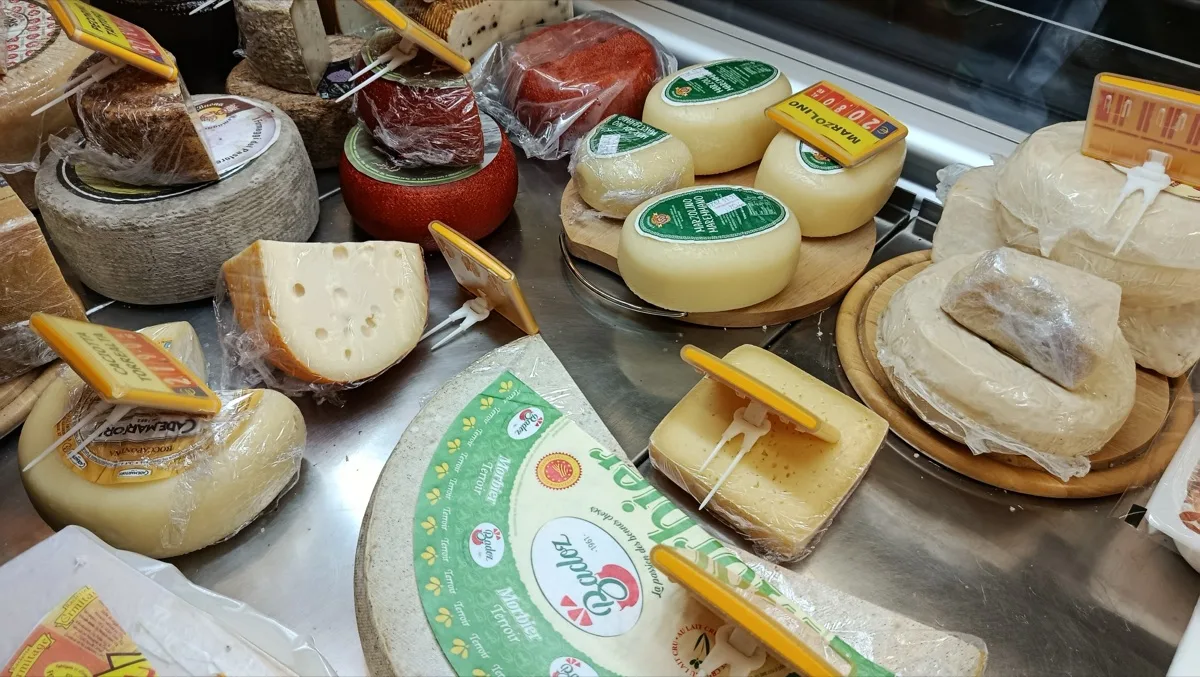 Specialità del banco: assortimento di formaggi italiani